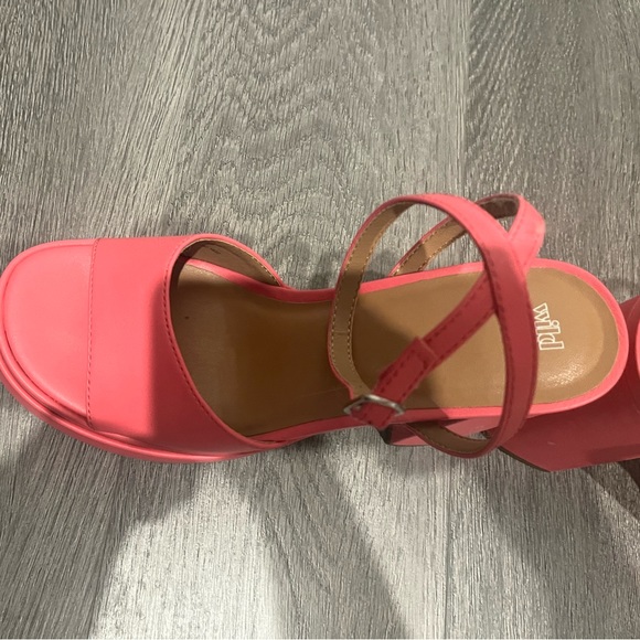 Pink Pumps - Picture 4 of 7